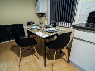 Spacious 2 Bedroom House Near Leeds City Sleeps 6 Free Parking - 5