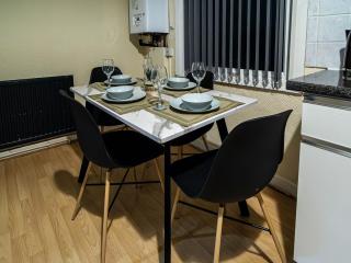 Spacious 2 Bedroom House Near Leeds City Sleeps 6 Free Parking - 6