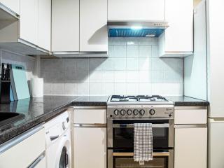 Spacious 2 Bedroom House Near Leeds City Sleeps 6 Free Parking - 2