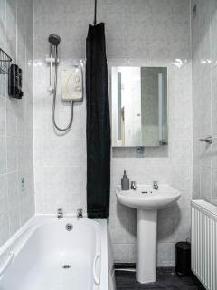 Spacious 2 Bedroom House Near Leeds City Sleeps 6 Free Parking - 3