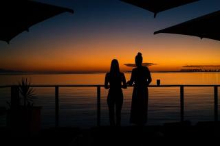 Beachside Apartment with Balcony Pool and Secure Parking The Strand Townsville - 8