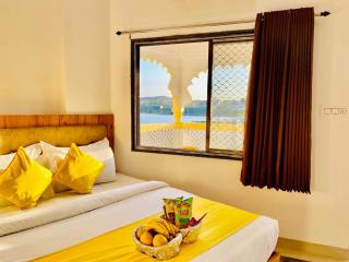 Hotel Vallabh at Pichola Lake Nathi Ghat Brahmpole Udaipur - 1