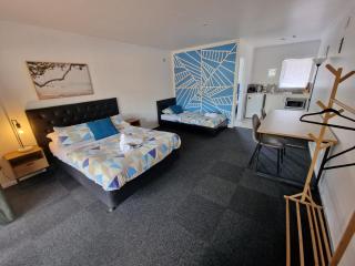 Palm Tree Apartments & backpackers - 1