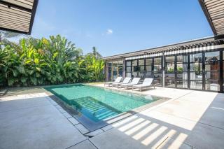 Opulent 5BR Villa, Enclosed Living, Canggu - 8