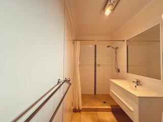 Neat 1BR - AC & Parking - 2