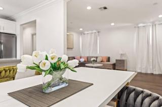 L.A. Style in Upper Duplex + USC + Exposition Park - 9