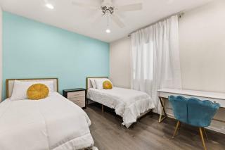 L.A. Style in Upper Duplex + USC + Exposition Park - 8