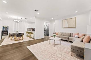 L.A. Style in Upper Duplex + USC + Exposition Park - 7