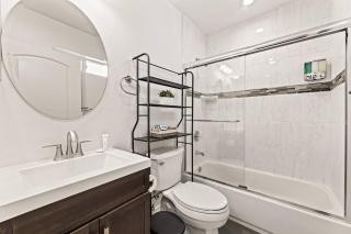 L.A. Style in Upper Duplex + USC + Exposition Park - 6