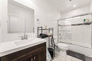 L.A. Style in Upper Duplex + USC + Exposition Park - 5