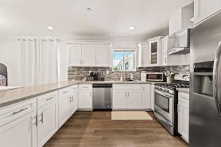 L.A. Style in Upper Duplex + USC + Exposition Park - 1