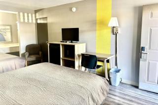 Super 8 by Wyndham Albuquerque Downtown - 3