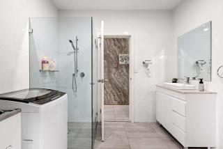Sleek & Comfortable Double Room at Revesby with Shared Amenities - 9