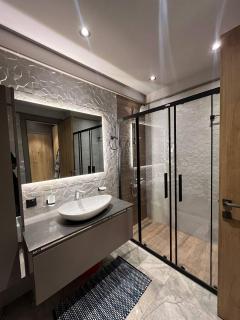 The Diamond In City Luxury Suites By ZENORA Living - 1