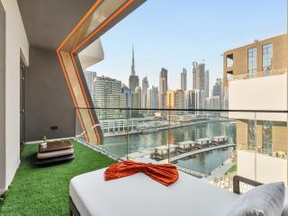 Binghatti Canal 2 Bedroom Suite with Burj Khalifa View, Spacious Balcony, and Infinity Pool - 5