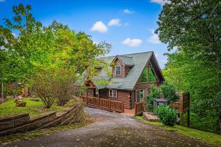 Emerald Bear - Fall Getaway - Hot Tub, Views and Game Loft - 0