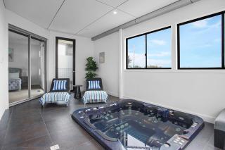 Mornington Esplanade Beachfront & Spa by RSS - 9