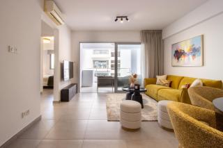 Modern City Retreat - Balcony and Chic Design - 0