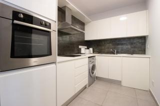 Modern City Retreat - Balcony and Chic Design - 5