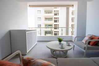 Modern City Retreat - Balcony and Chic Design - 1