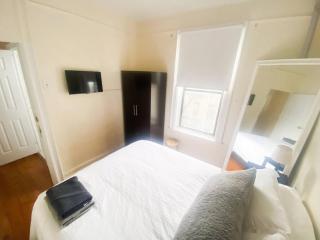 Charming 2-Bedroom Entire Apartment in Best Area - 4