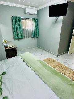 The Hideaway Guesthouse - 8