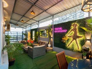 Hilltop Hideaway Party Friendly 4BHK Pool Villa by Spacez - Bombay - 8