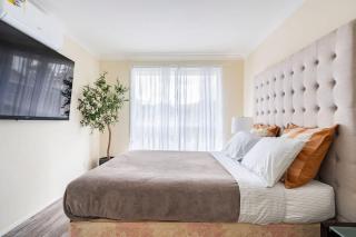 Cheerful 4 bedroom home with parking on premises - 0