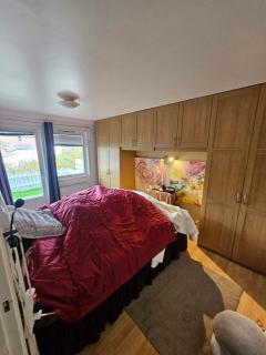 Spacious room in quiet, green area! - 4