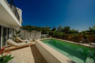 Cave-style house, a unique experience in Artola, Marbella, with golden touches and a heated pool - 2
