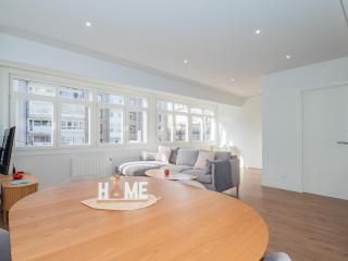 Gran Vía 47 by YBH - 6