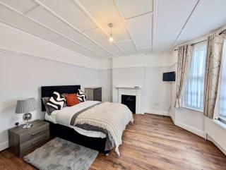 Modern and Luxurious 3-Bedroom Flat - 9