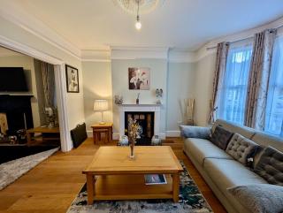 Modern and Luxurious 3-Bedroom Flat - 4