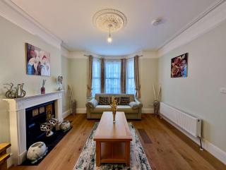 Modern and Luxurious 3-Bedroom Flat - 3