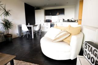 Modern 2-Bed City Apartment - King Bed - Free Parking - 1