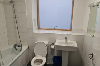 Shared Apartment Sleeps 2 - Parking On Site - 8