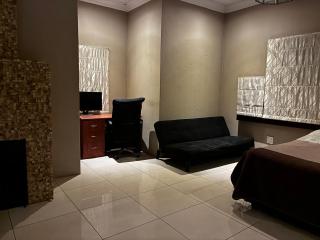 Luxurious House in JHB South - 6