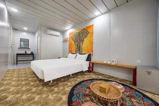 Pool Party Hotel - 4