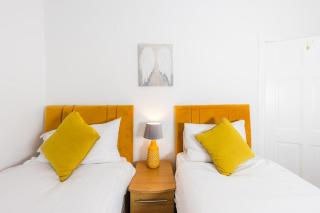 Lovely Apartment by Meadows 6 - 1