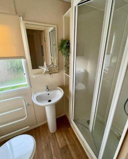 Cosy 8 Berth Caravan At Seawick Holiday Park In Essex, Ref 27833Sw - 4