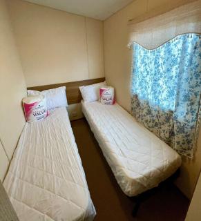 Cosy 8 Berth Caravan At Seawick Holiday Park In Essex, Ref 27833Sw - 3