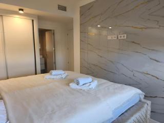 Luxury Apartment with Terrace - 9