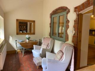 Rita's Luxury Retreat with Swedish Hot tub and Wood Fuelled Pizza Oven - 8