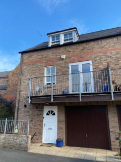 York Superb location 3 storey house free parking - 0