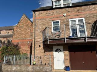 York Superb location 3 storey house free parking - 5