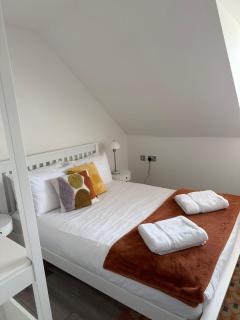 York Superb location 3 storey house free parking - 2