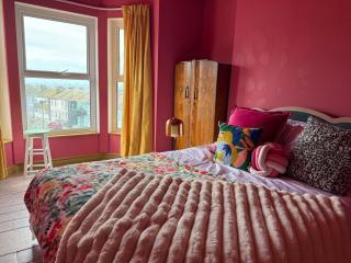 Vibrant Sea View Victorian House Near the Old Town - 4