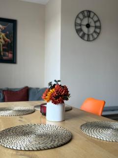 Stylish and Bright 2 Bedroom Flat Free Parking - 9