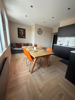Stylish and Bright 2 Bedroom Flat Free Parking - 8