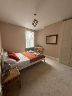 Stylish and Bright 2 Bedroom Flat Free Parking - 1